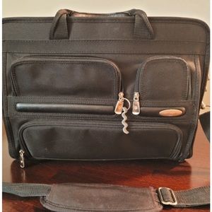 Samsonite laptop bag with lots of storage and shoulder strap - NWOT